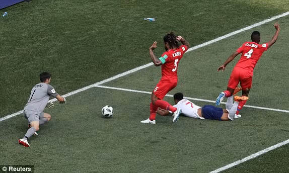 Lingard bị Escobar phạm lỗi trong vòng cấm. Ảnh: Reuters.