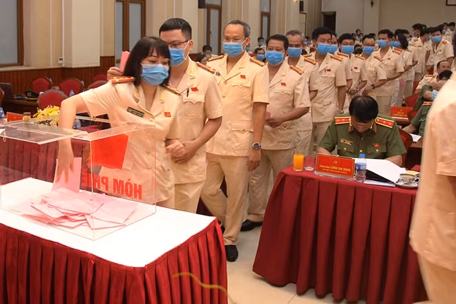 Các đại biểu bỏ phiếu bầu Ban chấp hành Đảng bộ Cục An ninh nội địa nhiệm kỳ 2020-2025.