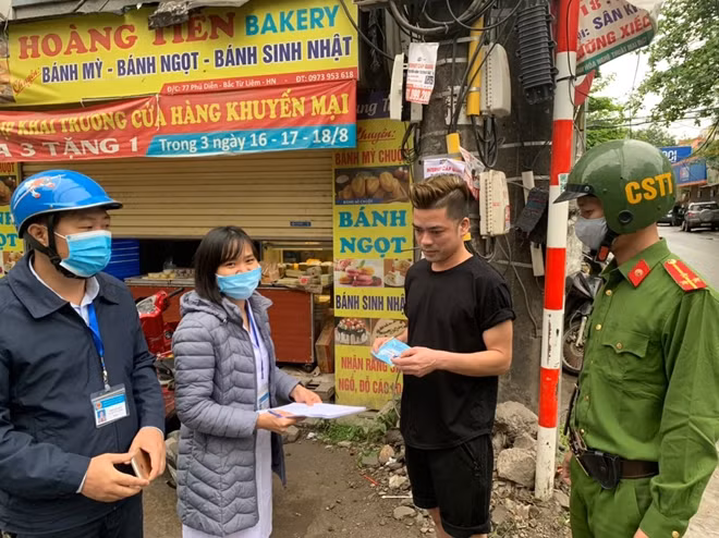 Công an địa bàn phối hợp các lực lượng chức năng và cán bộ y tế kiểm tra nhắc nhở người dân các biện pháp phòng ngừa và đeo khẩu trang khi ra đường.
