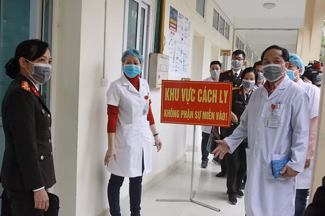 Bệnh viện 19-8 tổ chức phân luồng và lập khu cách ly điều trị đối với các trường hợp nghi nhiễm dịch .