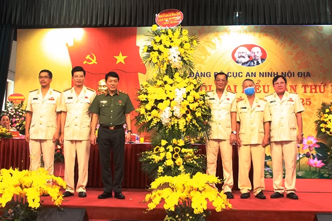 Thứ trưởng Lương Tam Quang tặng hoa chúc mừng Đại hội Đảng bộ Cục An ninh nội địa.