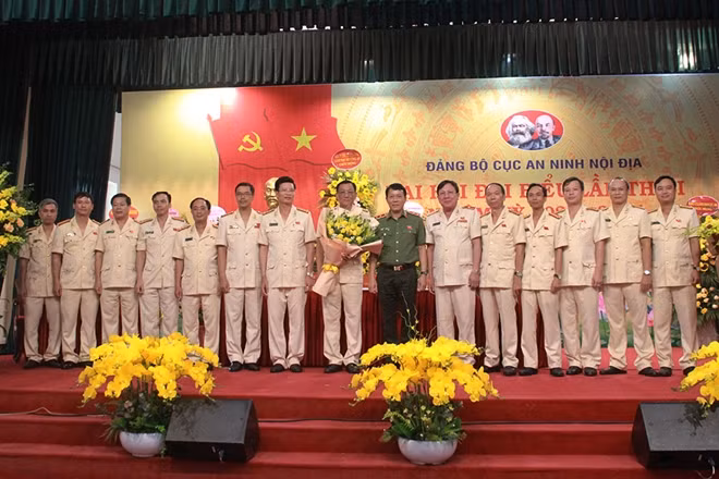 Thứ trưởng Lương Tam Quang tặng hoa, chúc mừng Ban Chấp hành Đảng bộ Cục An ninh nội địa nhiệm kỳ 2020-2025.