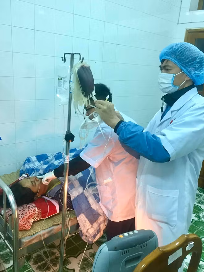 Ngư dân Lê Văn Quyền được phẫu thuật cấp cứu tại Trung tâm Y tế quân dân y huyện đảo Bạch Long Vĩ.
