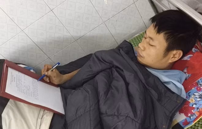 Đối tượng Nguyễn Minh Hùng khai nhận hành vi của mình tại bệnh viện.