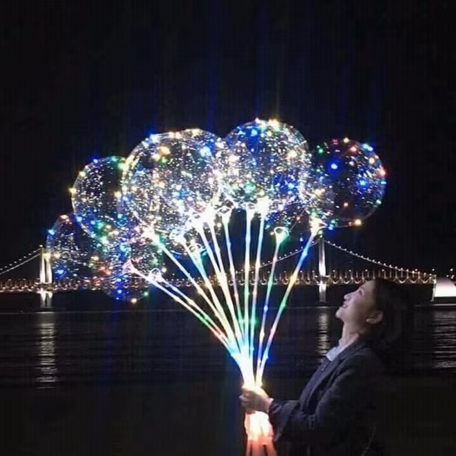 Giới trẻ đặc biệt ưa chuộng loại bóng bay phát sáng này.