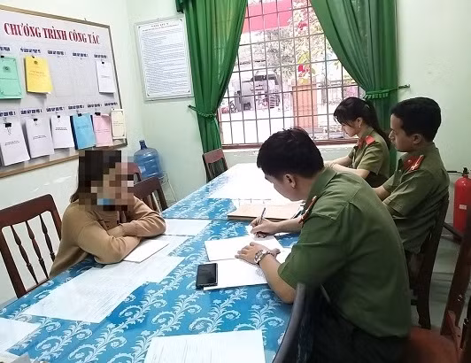 Cán bộ Công an tỉnh Quảng Ngãi làm việc với chủ tài khoản facebook tung tin giả.