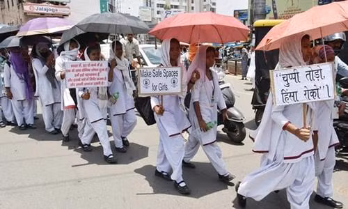 Nữ sinh Ấn Độ biểu tình sau vụ hai thiếu nữ bị cưỡng hiếp và thiêu sống ở bang Jharkhand. Nữ sinh Ấn Độ biểu tình sau vụ hai thiếu nữ bị cưỡng hiếp và thiêu sống ở bang Jharkhand.