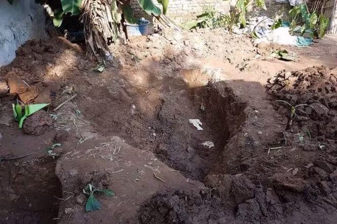 Những chiếc hố chôn phi tang sâu chưa đầy một mét. 6 tháng 6 ngày trước, hai bé gái rủ nhau đi chơi ở quanh ngõ và từ đó mất tích.
