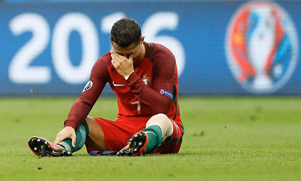 Ronaldo bị đau không thể thi đấu. Ảnh: Reuters.