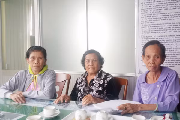 Ba nhà giáo tại Phòng tiếp công dân huyện Trần Đề chiều 21-9.