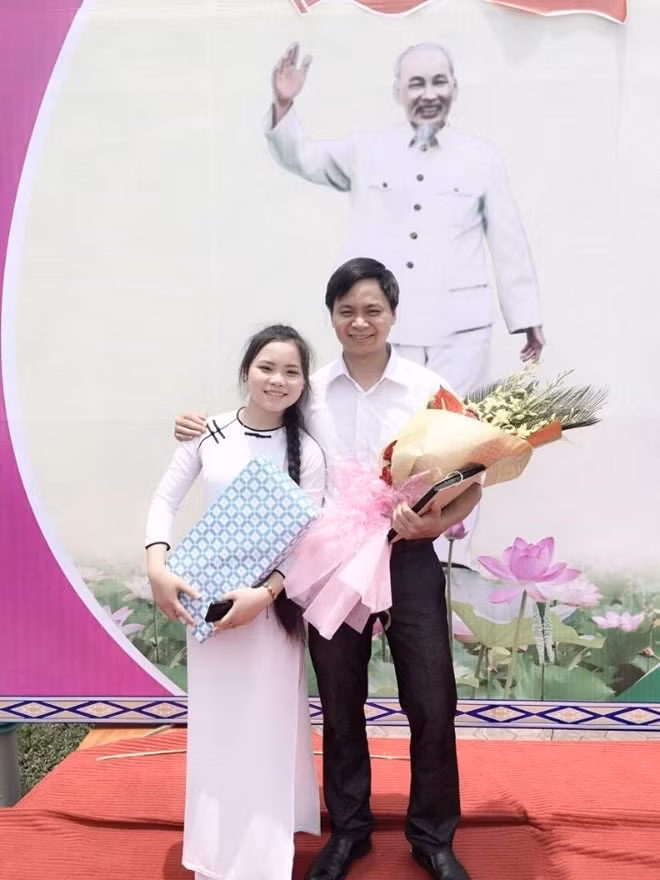 Nữ thủ khoa Nguyễn Thị Huệ và thầy chủ nhiệm Đỗ Lê Nam.