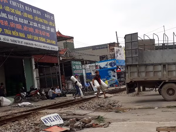 Người dân Thường Tín (Hà Nội) sống chung với hiểm nguy.