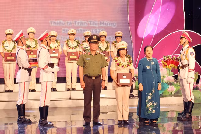Tiến sĩ Nguyễn Thị Mùa nhận giải thưởng “Phụ nữ Công an tiêu biểu” năm 2016.