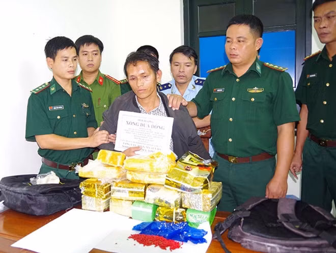 Bắt đối tượng, thu tang vật trong đường dây vận chuyển ma túy qua cửa khẩu.