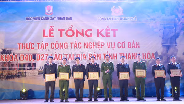 Thiếu tướng, GS.TS Nguyễn Văn Nhật trao giấy khen cho cán bộ, chiến sỹ và học viên có thành tích xuất sắc trong đợt thực tập