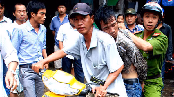 Cảnh sát hình sự bắt giữ tội phạm.