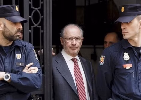 Cựu Tổng giám đốc IMF Rodrigo Rato (giữa) lĩnh 4,5 năm tù. Cựu Tổng giám đốc IMF Rodrigo Rato (giữa) lĩnh 4,5 năm tù.
