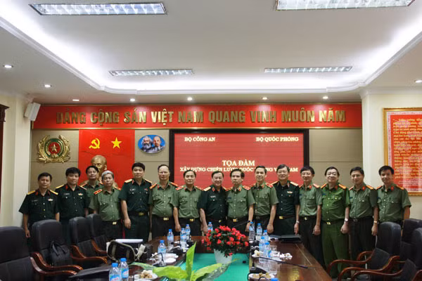 Các đại biểu dự Tọa đàm chụp ảnh lưu niệm