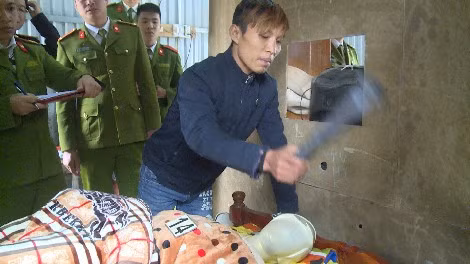 Đối tượng gây án đang thực nghiệm điều tra tại hiện trường.