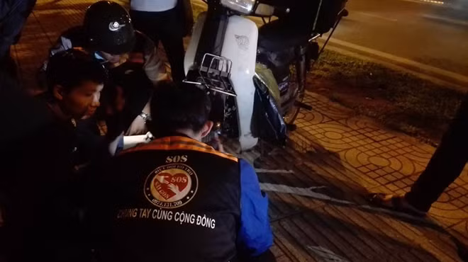 Hầu như bạn nào cũng có khả năng vá xe thuần thục.