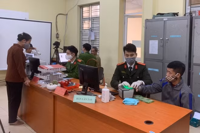 Công an huyện Ứng Hòa (TP Hà Nội) làm thủ tục cấp căn cước công dân cho người dân.