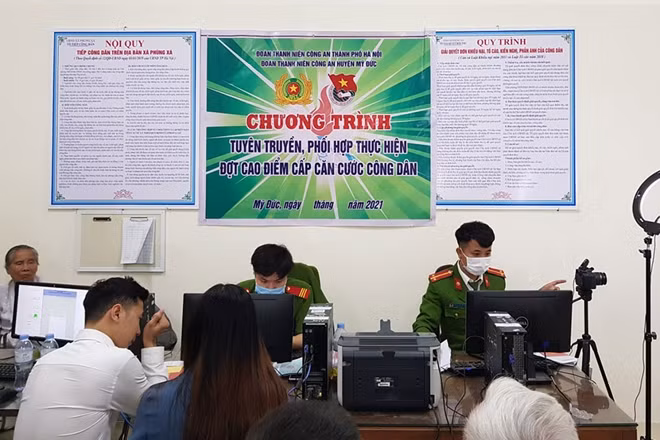 Công an huyện Mỹ Đức (Hà Nội) tận tình phục vụ nhân dân trong cấp CCCD gắn chíp điện tử.