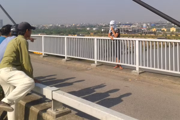Một phụ nữ định nhảy cầu Bính tự tử.