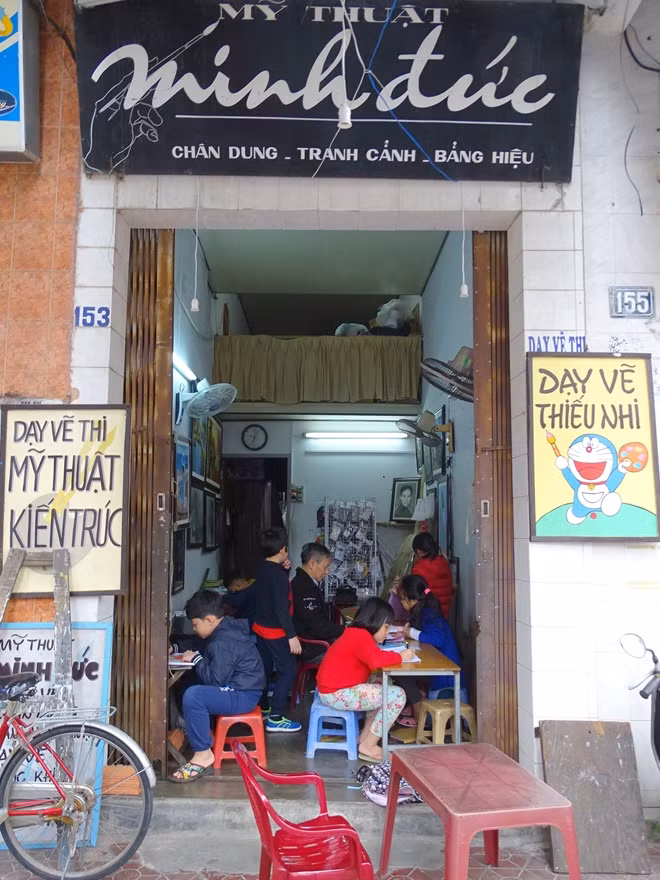 Căn nhà nhỏ của ông Đức hàng ngày thu hút nhiều học trò đến học vẽ.