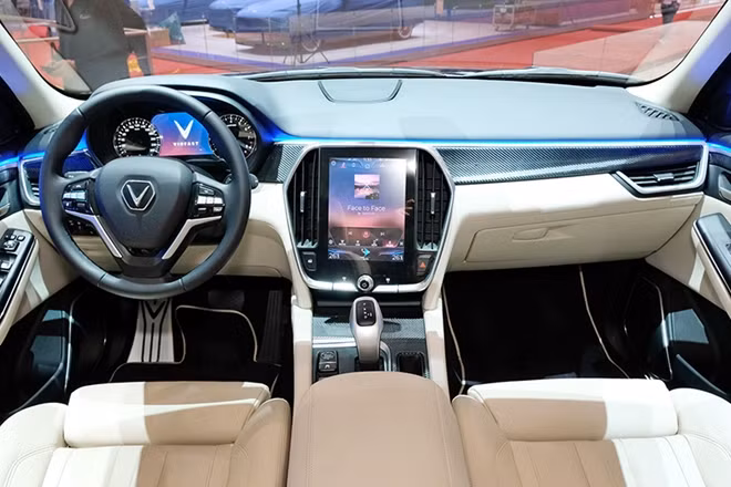 Nội thất VinFast Lux V8 sang trọng với chất liệu da Ultrasuede chế tác thủ công và hợp chất sợi carbon.