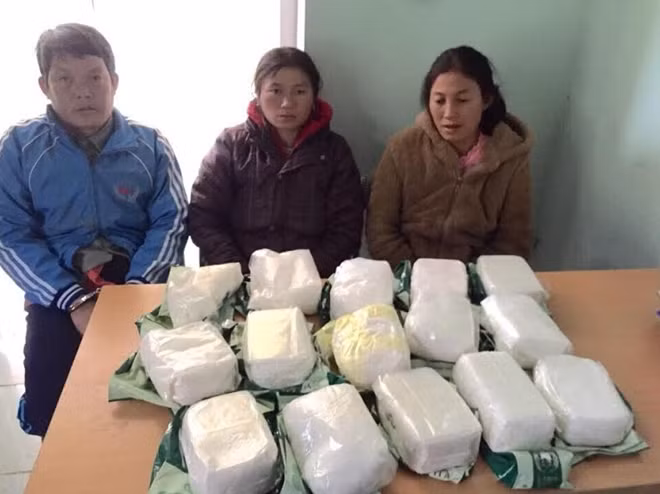 Các đối tượng và tang vật bị bắt giữ.