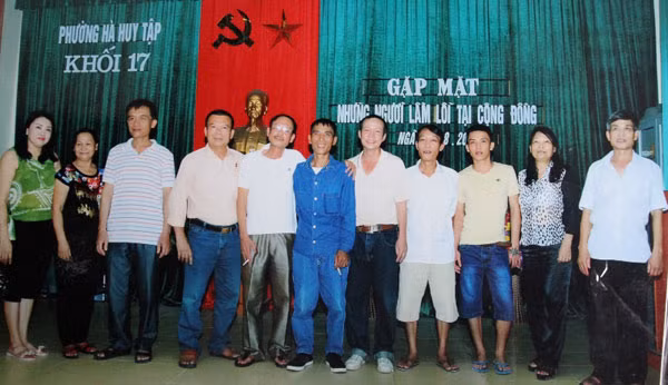 Tổ tự quản những người lầm lỗi tại cộng đồng gặp mặt các thành viên. Tổ tự quản những người lầm lỗi tại cộng đồng gặp mặt các thành viên.