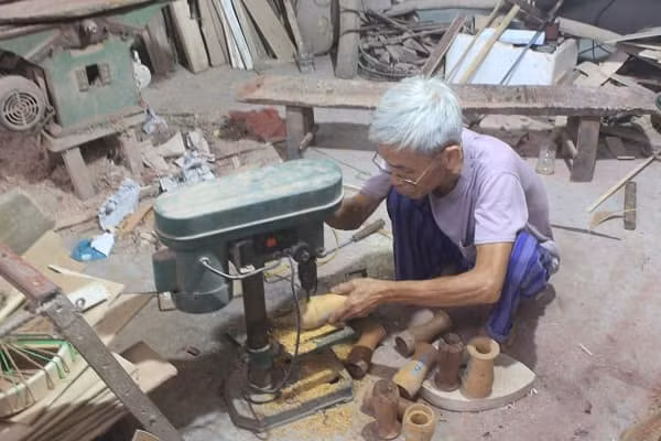 Mặc dù tuổi đã cao nhưng hàng ngày ông Đào Ngọc Soạn vẫn miệt mài làm đàn.