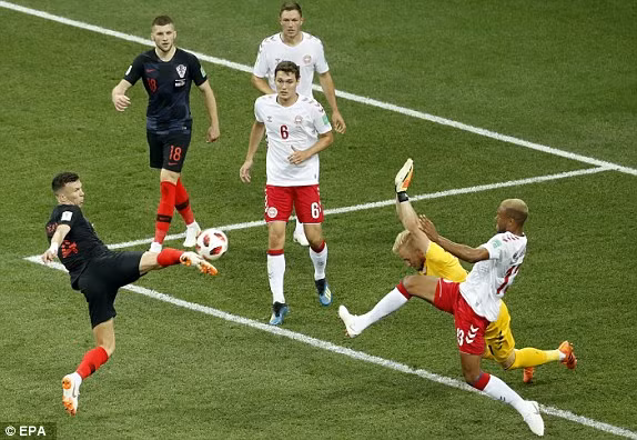 Croatia tấn công đa dạng nhưng Đan Mạch với hàng thủ chơi tập trung vẫn đang đứng vững. Croatia tấn công đa dạng nhưng Đan Mạch với hàng thủ chơi tập trung vẫn đang đứng vững.