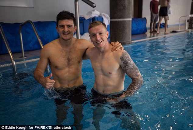 Jordan Pickford và Harry Maguire tỏ ra khá thân thiện và vui vẻ với nhau trong trong khi toàn đôi nghỉ ngơi ngày 8-7.