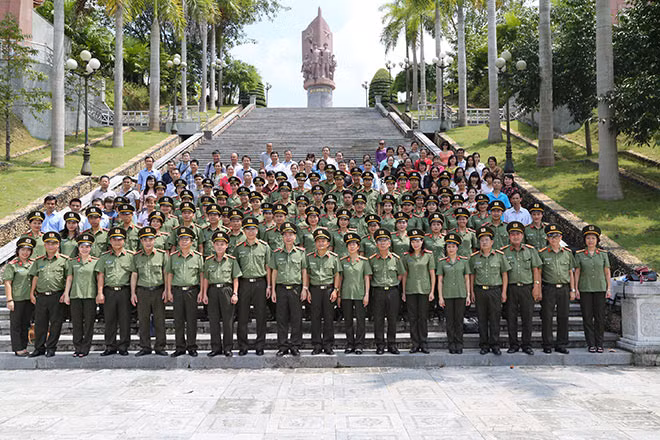 Đoàn Báo CAND trong chuyến công tác về nguồn. Đoàn Báo CAND trong chuyến công tác về nguồn.