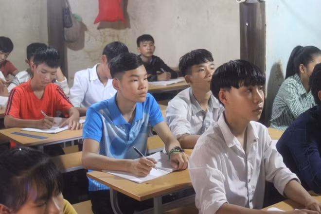 Lớp học từ những học sinh có hoàn cảnh khó khăn, đến nay những học sinh cá biệt, nghiện games đều được các gia đình tin tưởng gửi thầy.