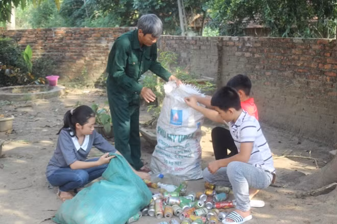Thầy và trò cùng nhặt phế liệu gây qũy từ thiện.