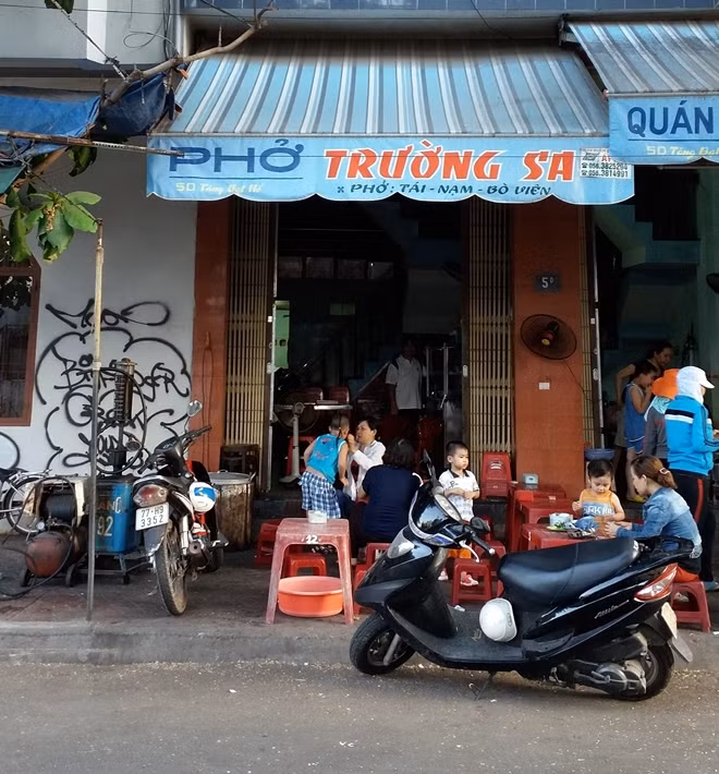 Quán phở Trường Sa.