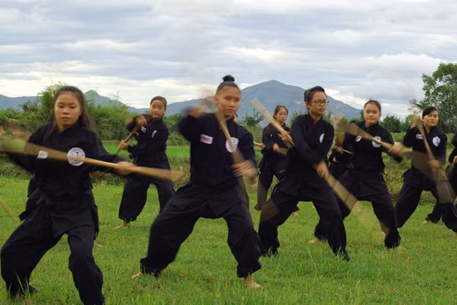 Các cô gái trẻ miền "đất võ trời văn" múa roi.