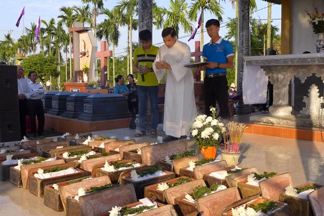 Linh mục và người dân giáo xứ An Bài cùng cầu kinh cho linh hồn các thai nhi.