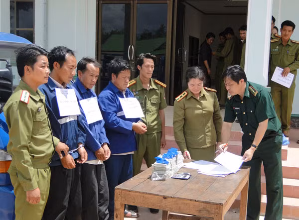 BĐBP Hà Tĩnh tổ chức bàn giao đối tượng, tang vật trong một vụ án ma túy. BĐBP Hà Tĩnh tổ chức bàn giao đối tượng, tang vật trong một vụ án ma túy.
