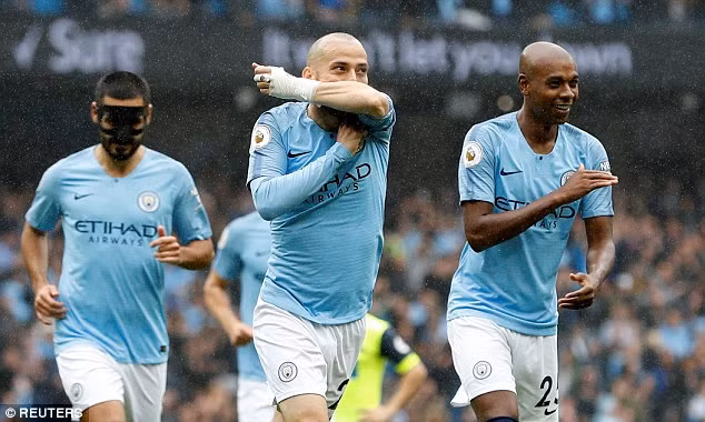 Không biết có phải vì sự có mặt của cậu con trai David Silva thi đấu với phong độ cực cao. Anh đóng tròn vai trò người phân phối bóng mà De Bruyne để lại đồng thời cũng là tác giả bàn thắng thứ 4 cho Man City.