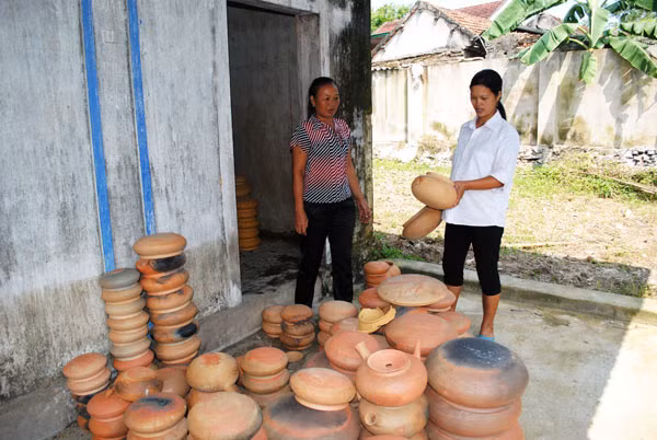 Thương lái khắp nơi tìm đến làng Trù Sơn mua nồi đất. Ảnh: Thạch Văn.