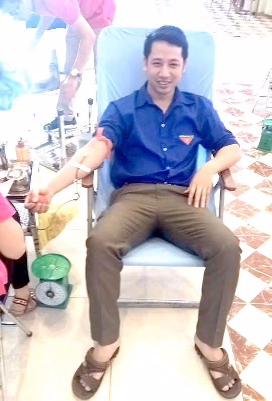 Bác sĩ Nguyễn Cao Cường, Chủ nhiệm CLB "Ngân hàng máu sống" Bệnh viện Sản nhi Ninh Bình trong một lần hiến máu.