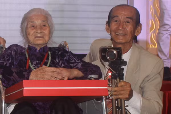 Không những mê chụp ảnh chợ, ông còn thích chụp ảnh với bất cứ ai gặp ngoài đời.