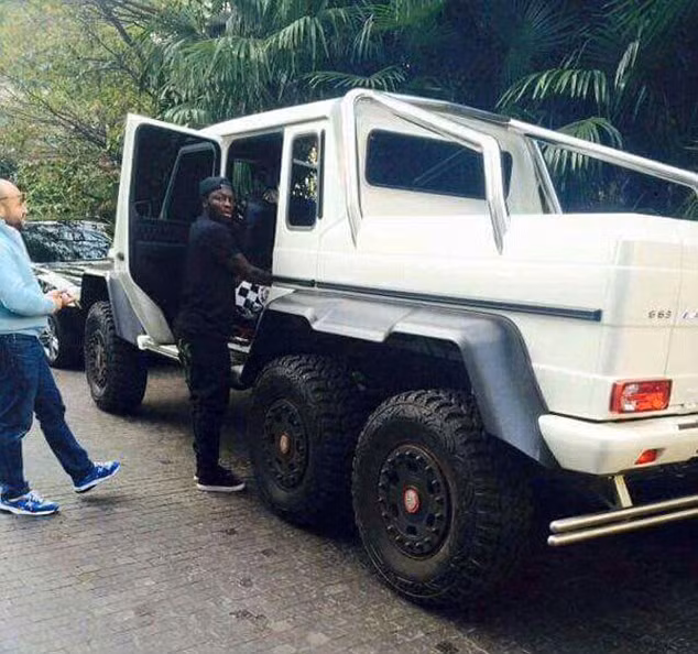 Sully Muntari không phải là cái tên quá nổi bật trong làng túc cầu thế giới. Tuy nhiên cựu cầu thủ của Portsmouth lại quyết định bỏ ra tới 860.000 bảng để sở hữu 1 chiếc Mercedes Brabus G63 AMG 6X6. Dù có kích thước khổng lồ nhưng chiếc SUV 6 bánh này có thể tăng tốc từ 0-100km/h chỉ trong chưa đầy 7 giây. Sully Muntari không phải là cái tên quá nổi bật trong làng túc cầu thế giới. Tuy nhiên cựu cầu thủ của Portsmouth lại quyết định bỏ ra tới 860.000 bảng để sở hữu 1 chiếc Mercedes Brabus G63 AMG 6X6. Dù có kích thước khổng lồ nhưng chiếc SUV 6 bánh này có thể tăng tốc từ 0-100km/h chỉ trong chưa đầy 7 giây.