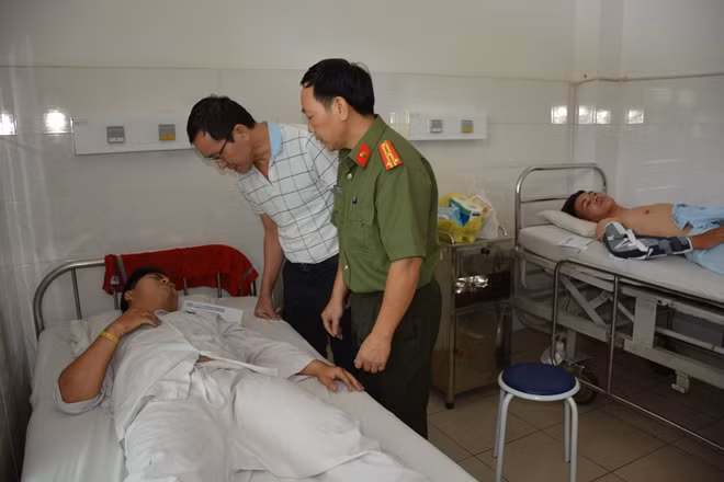 Lãnh đạo Báo CAND cùng ông Lâm Tấn Lợi thăm hỏi và trao tiền hỗ trợ cho anh Nguyễn Đức Huy đang được điều trị tại bệnh viện Thống Nhất
