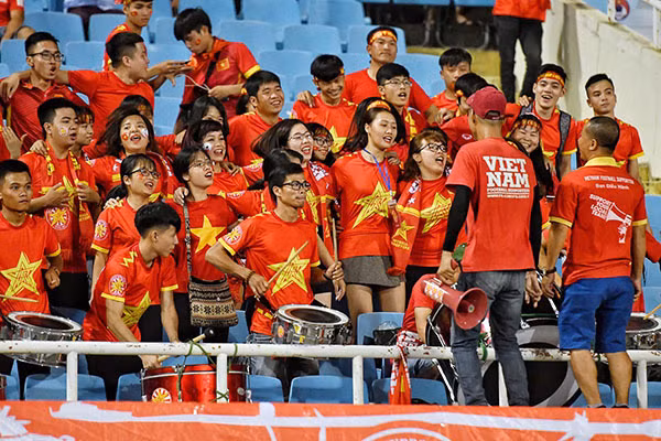 Không khí trên khán đài đã bắt đầu sôi động. Ảnh: VNE.