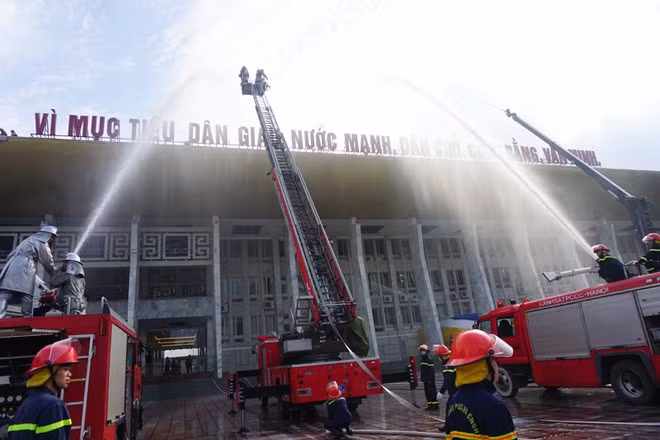 Cảnh sát PCCC và CNCH huy động lực lượng tham gia chữa cháy, cứu người.