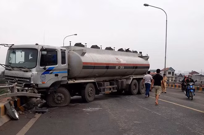 Hiện trường nơi xe ô tô tải gặp nạn.